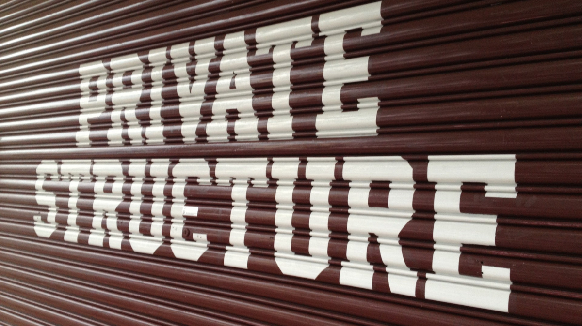 プライベートストラクチャーの紹介。こちらはマレーシアの工房の、実際のシャッターにかかれたPRIVATESTRUCTUREのロゴになります。
