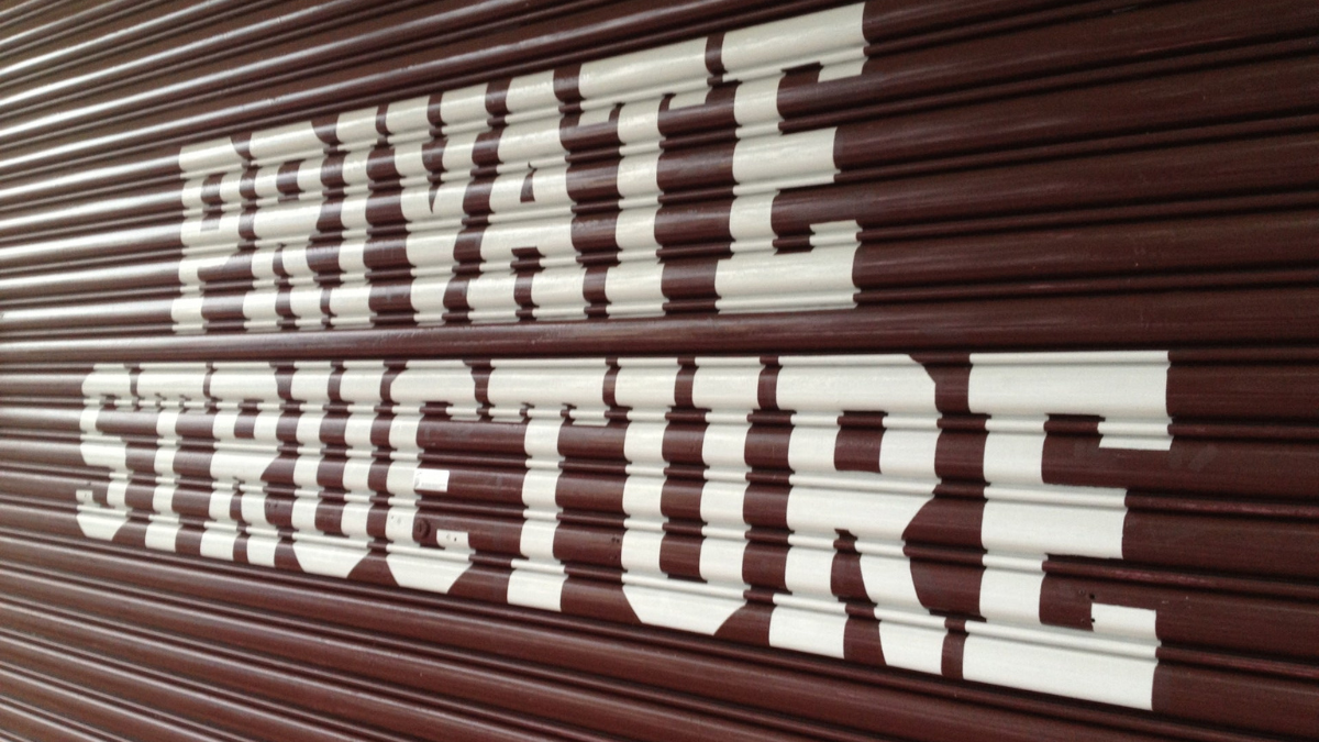 プライベートストラクチャーの紹介。こちらはマレーシアの工房の、実際のシャッターにかかれたPRIVATESTRUCTUREのロゴになります。
